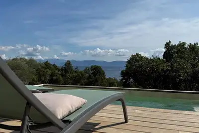 Image de Domaine l'Albitru, villa pied dans l'eau