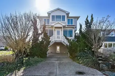 Image de Free Golf at Bear Trap Dunes and More! ! ! Awesome family vacation home nestled in the heart of downtown Bethany Beach and only a short stroll from the surf and sand!