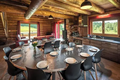 Image de Chalet en rondins avec terrasse de 25 m2 avec vue agréable sans vis à vis