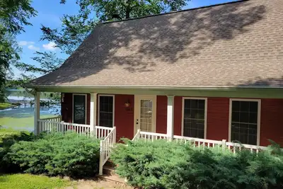 Image de Lakeside Cabin in Southern Illinois with Hot Tub!