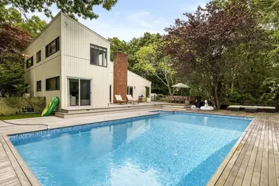 Image de Live the good life in this perfectly secluded and contemporary home in. . .