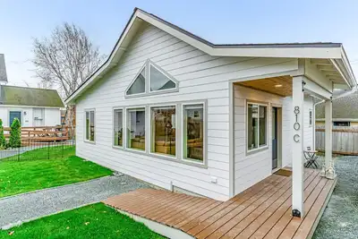Image de Light-filled home with fenced yard - two dogs welcome - walk everywhere