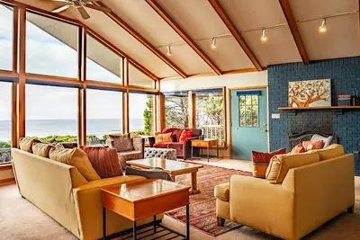 Image de Hot Tub, Dog Friendly & Game Room in Large Ocean Front Home!