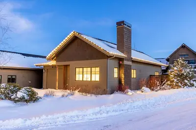 Image de Bend Fun ~ Heated resort pool ~ hot tub ~ pocket park ~ concert shuttle