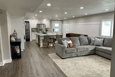 Image de Location, comfort and cleanliness. <br>Whole basement 1600-plus square feet.