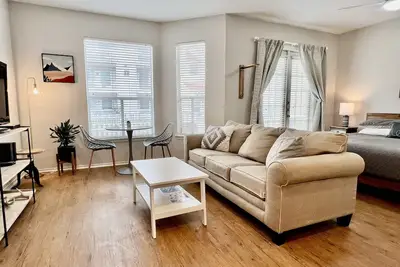 Image de Newly remodeled beach condo walking distance to the beach (pet friendly)