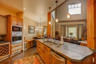 Image de Red Tail on the River - Private Hot Tub - River - Clubhouse w/gym, seasonal pool, sauna - Luxury