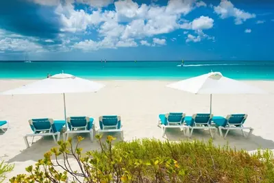 Image de 3 Bedroom Grace Bay Beachfront Penthouse at Grandview