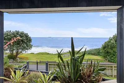 Image de Wow On Wanaka Bay is located right on the Bell Block beachfront.