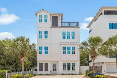Image de Stunning Family Beach Cottage Just 1 Min to Beach | Rooftop Terrace w/Gulf View