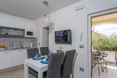 Image de New and modern stylish apartment in a villa with pool near Porec, pets are welcome