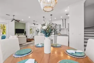 Image de Newly Renovated Home with Community Pool, &4 Bikes