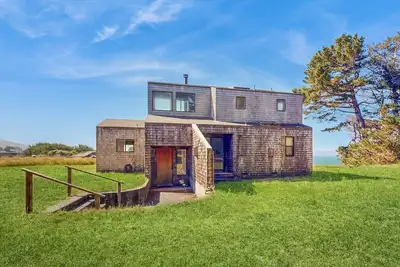 Image de Classic Sea Ranch home w/ a furnished back patio, free WiFi