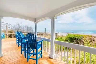 Image de Surfside Cottage | Pet Friendly, Hot Tub, Views!