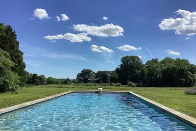 Image de 400 Acre Waterfront Farm avec Private Dock, Piscine, Canoë, Kayaks et WiFi.