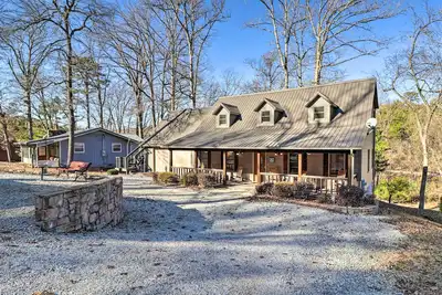 Image de The Captains Quarters in Rogers w\/ Covered Porch!