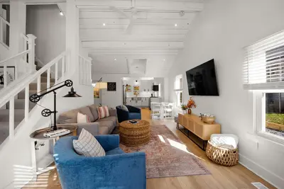Image de * Gorgeous Loft Style House w/ Luxury, Charm, & Comfort *