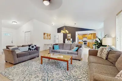 Image de Dog-friendly lakefront home near skiing with mountain view, firepit & wood stove