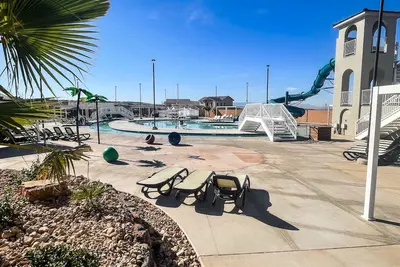 Image de 5 Bedroom & 5 Bathrooms Beautiful Washington Home. Year Round Pool access