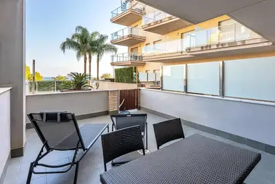 Image de Rez-de-chaussée avec terrasse privée, piscine et parking