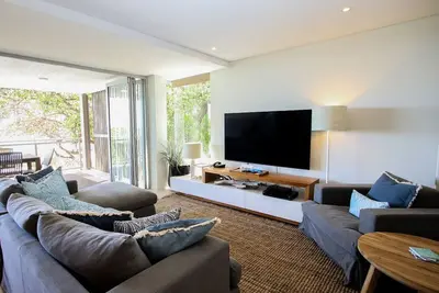 Image de Newly renovated 3 bedroom apartment with ocean views.