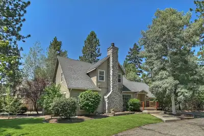 Image de Luxury 4 Bedroom Cabin! Peaceful & Private Setting! Arcade Games! Gazebo w/ Outdoor Dining! Short Drive to Mountain Resorts, Lake Access & Big Bear Village!