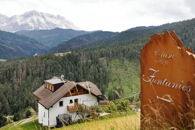 Image de Maison de vacances \"Ciasa Funtanies PĂĽtia\" avec vue sur les montagnes, balcons et Wi-Fi.