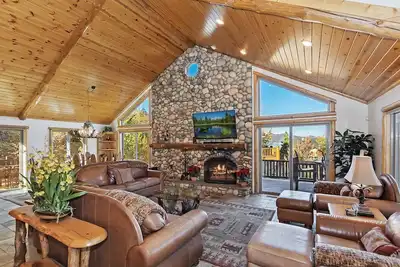 Image de Vista Ridge Retreat by Destination Big Bear : Castle Glen Luxury Log Home with Awesome Lake Views! Hot Tub! Pool Table!