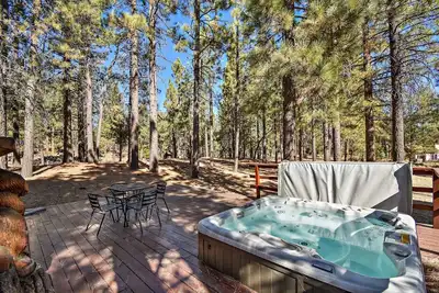 Image de Forest Trail Retreat by Destination Big Bear : Walk to the Lake for Fishing & Kayaking! Foosball!