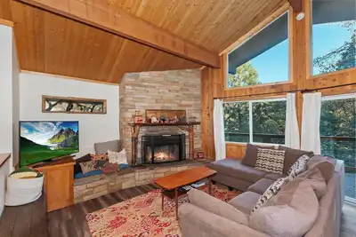 Image de Birdsong Cabin by Destination Big Bear : Luxury! Walk to Bear Mountain Resort! Outdoor Hot Tub! Pac Man Arcade!