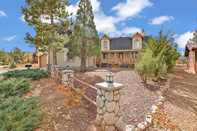 Image de Villa Pines by Destination Big Bear : Nestled in the Upper Moonridge with Beatuiful Views! Outdoor Hot Tub in Fenced Yard!