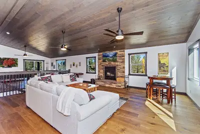Image de Village Retreat by Destination Big Bear : Custom Build, New Construction! Pool Table! Shuffleboard! Near Village!