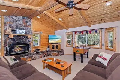 Image de Freedom Village Lodge by Destination Big Bear : Log Cabin Near Ski Slopes, Village & Lake! Game Room! Spa! Foosball! Privacy!