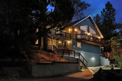 Image de Mooncrest Manor by Destination Big Bear : Luxury! Expansive Mountain Views! Large Family Spaces! Pet Friendly! Full Game Room!