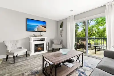 Image de Modern, newly renovated condo overlooking