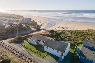 Image de Beachfront! Walk the short path to the Beach, or enjoy the waves from the Deck