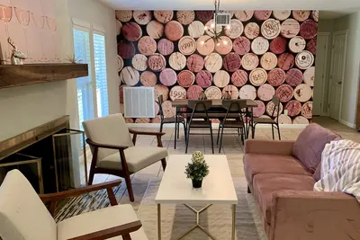 Image de 1 Mi from Main-Stylish w/Glam Room