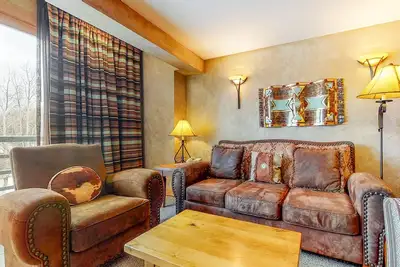 Image de Ski-in/ski-out ski chalet w/shared hot tub, pool, balcony, WiFi, central A/C
