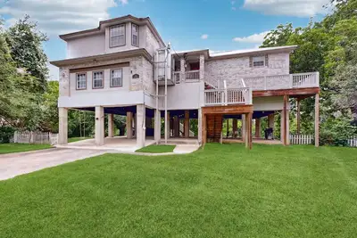 Image de Riverfront retreat w/ wraparound deck, gas grill, free WiFi, & central Ac