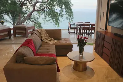 Image de Nestled on the Edge of the Bay