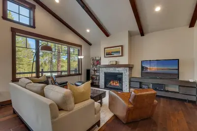 Image de Truckee Luxe at Gray's Crossing - Hot Tub, Office Space & Golf Course Views