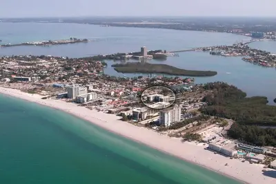 Image de Beautiful renovated 4th floor Condo across the street from Lido beach