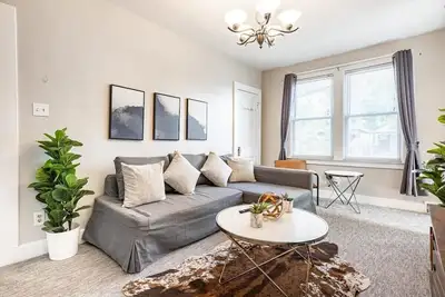 Image de Bright, Beautiful 2br Top-Floor Duplex Bungalow!