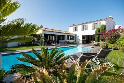 Image de Superbe maison d'architecte autour de sa piscine chauffée