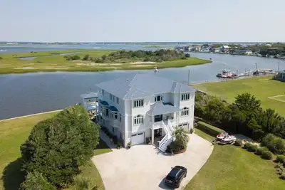 Image de Redone Luxury Waterfront at The Point w/ Heated Pool, Hot Tub, Fire Pit, Game Rm