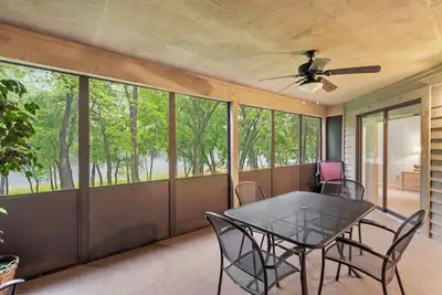 Image de 2 Bed, 2 Bath with Screened Lake View Patio!