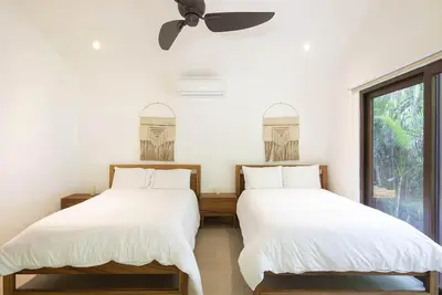 Nekáui, Quadruple Pool View Room