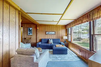 Image de Cozy, lakefront cottage w/ a firepit, kayak, shared patio, gas grill, & free WiFi