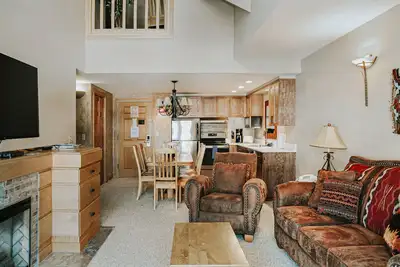 Image de Ski-in/out, mountain-view condo with hot tub, pool & gym