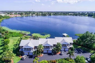 Image de Beautiful Lakefront Townhouse with Pool